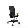 Silla de oficina Yunquera con mecanismo Sincro tapizada con Tela color Amarillo y malla color Negro. Equipada con lumbar 1D, Brazos 1D y Ruedas 65mm nailon