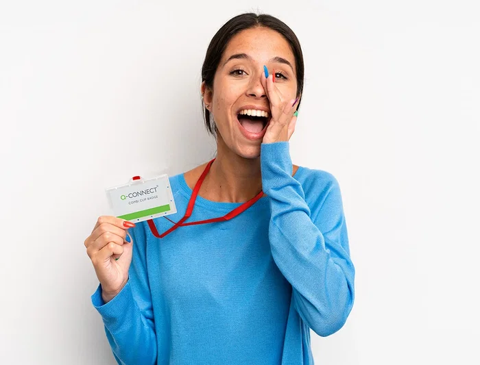 Q-connect KF03303 Identificador con cordon plano rojo y apertura lateral 94x60 mm