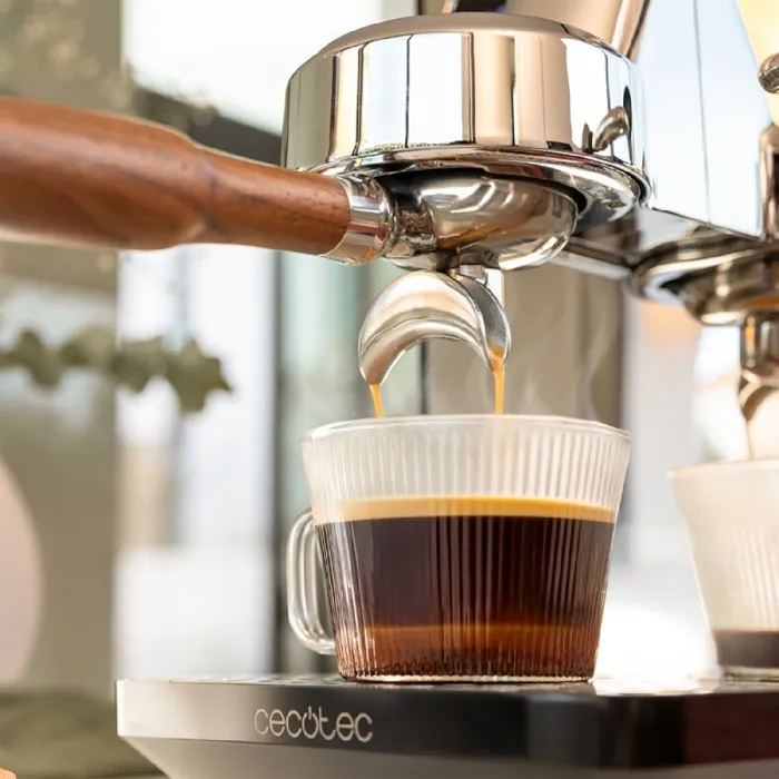 Cecotec Baristeo Intima Siebtrgermaschine, Máquina de Espresso con Thermoblock 15 Bar, 1850W, Espumador de Leche, Capacidad 1.7L, Preparación de Café Molido, Color Acero Inoxidable
