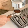 Cecotec Baristeo Intima Siebtrgermaschine, Máquina de Espresso con Thermoblock 15 Bar, 1850W, Espumador de Leche, Capacidad 1.7L, Preparación de Café Molido, Color Acero Inoxidable