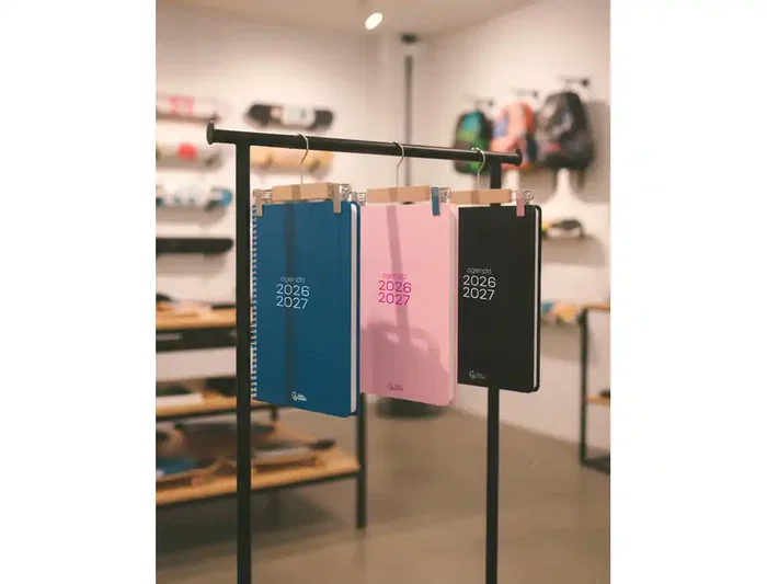 Liderpapel Agenda Escolar 2026-2027 Basic 2 Días Página A5 Bilingüe - Espiral - Azul Marino - Papel FSC 70g - Con Gomilla