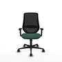 Silla de oficina Mardos con mecanismo Sincro tapizada con Tela color Verde botella y malla color Negro. Equipada con lumbar 1D, Brazos 1D y Ruedas 65mm nailon