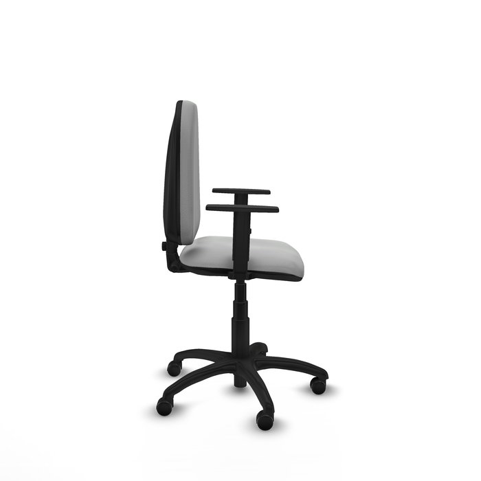 Silla de oficina Aýna con mecanismo Contacto permanente básico tapizada con Similpiel color Gris claro. Equipada con Base poliamida negra, Brazos 1D y Ruedas de parqué