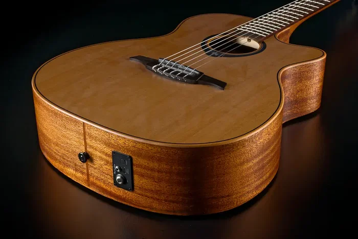 LAG Guitarra Clásica HyVibe H2 10 A/E Cutaway con Cuerdas de Nylon