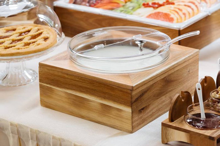 Leone Set Yogurtera con Bol de Policarbonato, Tapa, Cuchara, Enfriador y Base de Madera de Acacia - Medidas 26.5x26.5x11 cm