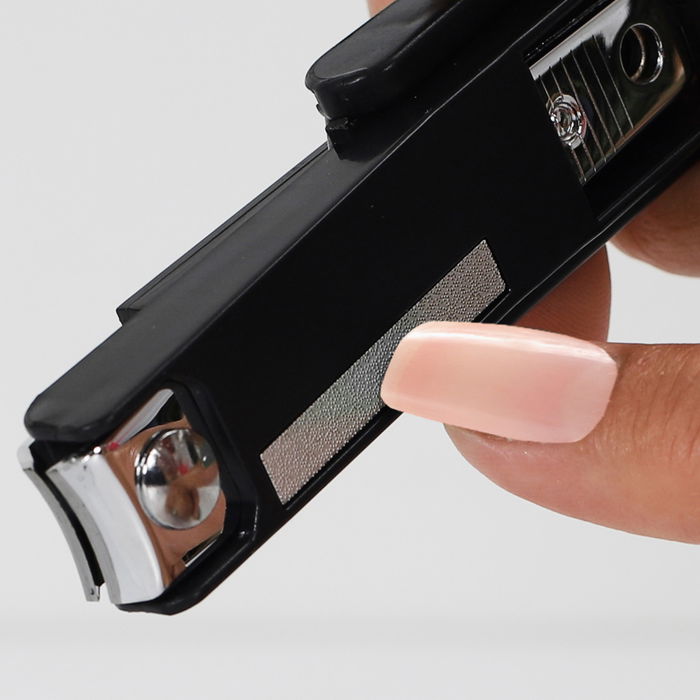 Cosmetic Club Cortaúñas con Lupa de 2 Aumentos, Colores Surtidos Rosa Palo y Negro, Medidas 13x4,2 cm