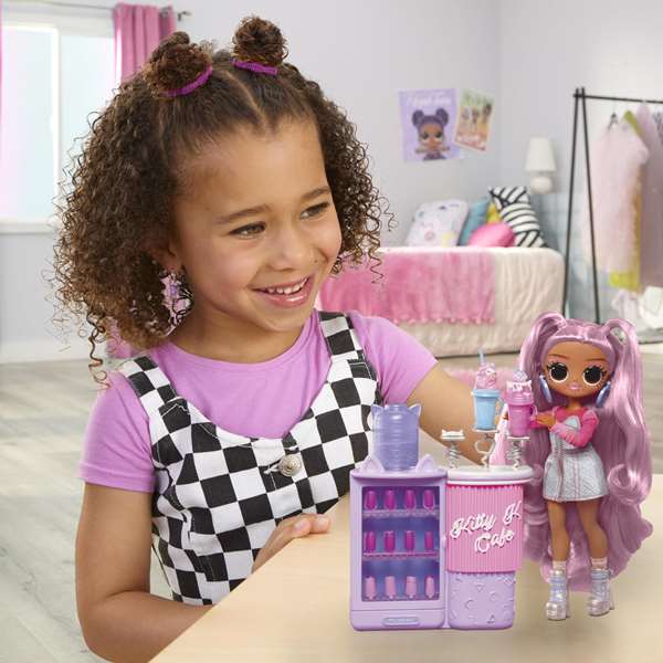 MGA L.O.L. Surprise OMG Sweet Nails en el Café de Kitty K Muñeca 31.75x21.92x26.27 cm