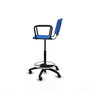 Taburete Robledo con mecanismo Giratorio de PVC color Azul. Equipado con Base poliamida negra, Brazos fijos y Ruedas autofrenantes