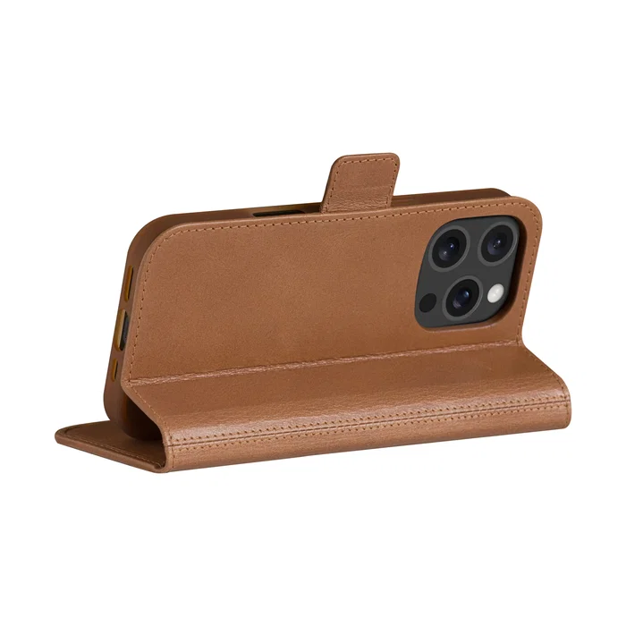 Dbramante1928 Funda Folio de Cuero de Grano Entero Bronceado para Apple iPhone 16 Pro con Soporte, Bolsillo para 3 Tarjetas y Carga Inalámbrica
