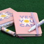 CMP General Libreta Con Bolígrafo y Mensaje "You Can" (Yes You Can), 14x9 cm, 160 Páginas, Tapa Dura, Goma y Marcador Incluido