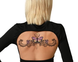 Tatuaje de Mariposa Lila con Motivos Florales y Luna Decorativa