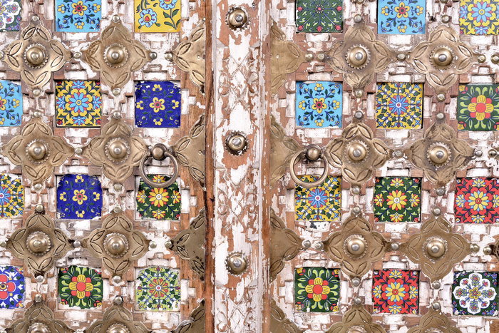 Giner y Colomer Armario Madera Mango con Detalles En Cerámica y Bronce Blanco Envejecido