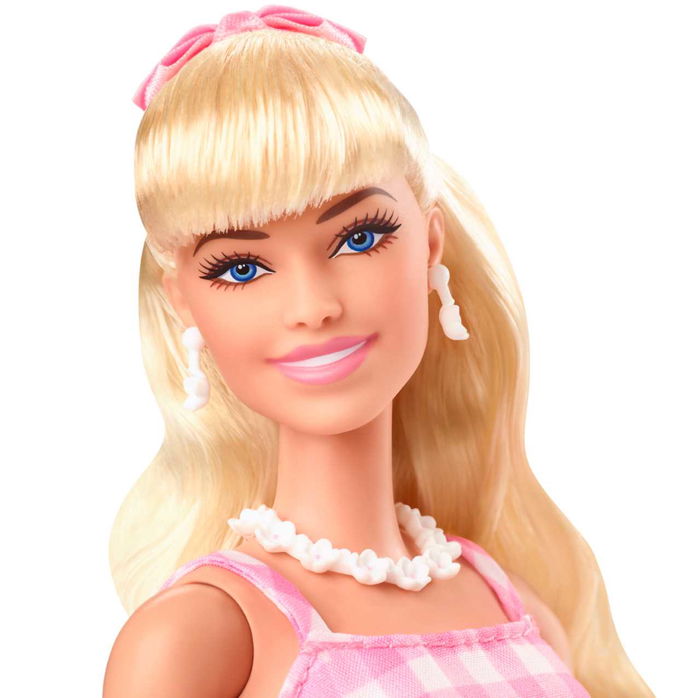 Barbie HPJ96 Muñeca Perfect Day The Movie Inspirada en Margot Robbie, Vestido Rosa Cuadros, Collar Margaritas, +6 Años
