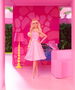 Barbie HPJ96 Muñeca Perfect Day The Movie Inspirada en Margot Robbie, Vestido Rosa Cuadros, Collar Margaritas, +6 Años