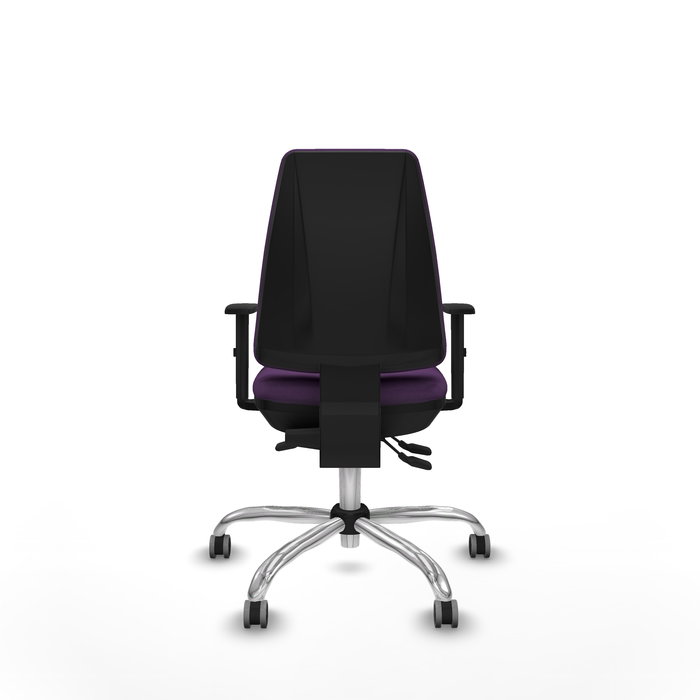 Silla de oficina Elche con mecanismo Asincro tapizada con Tela color Morado. Equipada con Base cromada, Brazos 1D y Ruedas 65 mm parqué