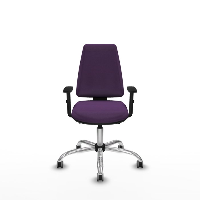 Silla de oficina Elche con mecanismo Asincro tapizada con Tela color Morado. Equipada con Base cromada, Brazos 1D y Ruedas 65 mm parqué