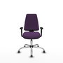Silla de oficina Elche con mecanismo Asincro tapizada con Tela color Morado. Equipada con Base cromada, Brazos 1D y Ruedas 65 mm parqué