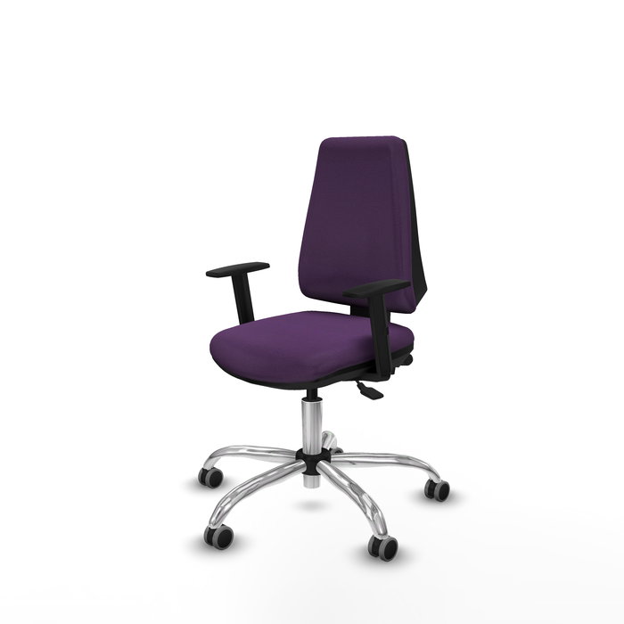 Silla de oficina Elche con mecanismo Asincro tapizada con Tela color Morado. Equipada con Base cromada, Brazos 1D y Ruedas 65 mm parqué