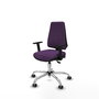 Silla de oficina Elche con mecanismo Asincro tapizada con Tela color Morado. Equipada con Base cromada, Brazos 1D y Ruedas 65 mm parqué
