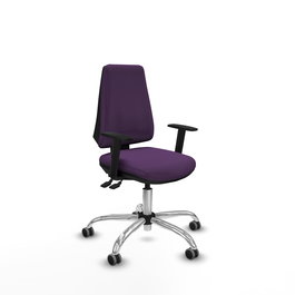 Silla de oficina Elche con mecanismo Asincro tapizada con Tela color Morado. Equipada con Base cromada, Brazos 1D y Ruedas 65 mm parqué