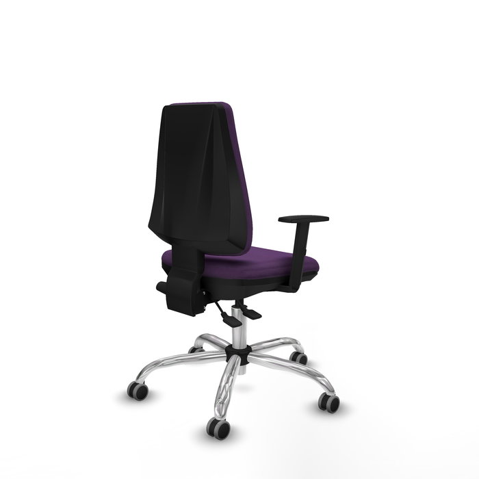 Silla de oficina Elche con mecanismo Asincro tapizada con Tela color Morado. Equipada con Base cromada, Brazos 1D y Ruedas 65 mm parqué