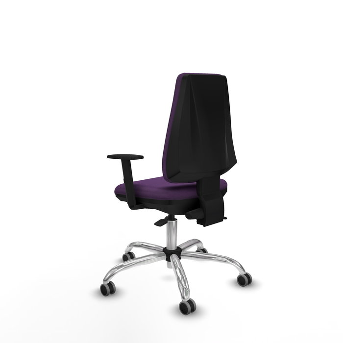 Silla de oficina Elche con mecanismo Asincro tapizada con Tela color Morado. Equipada con Base cromada, Brazos 1D y Ruedas 65 mm parqué