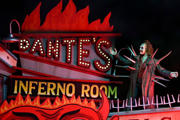 NECA Beetlejuice (1988) Diorama Trenchcoat with Spikes Inferno Room Deluxe Set