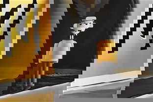 Alessi Sacacorchos AM23 YB AlenSandro Resina Amarillo/Negro Diseñado por Alessandro Mendini