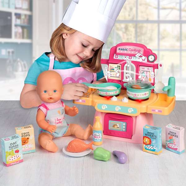 Famosa Nenuco Muñeco Cocinita Mágica con 10 Accesorios, 30 cm