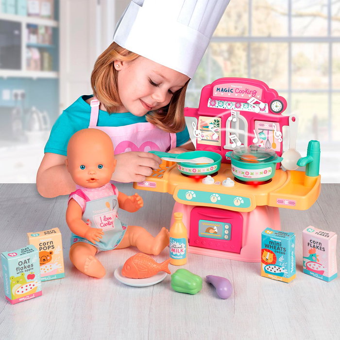 Famosa Nenuco Muñeco Cocinita Mágica con 10 Accesorios, 30 cm Famosa Nenuco Muñeco Cocinita Mágica con 10 Accesorios, 30 cm