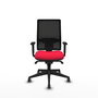 Silla de oficina Horna con mecanismo Sincro tapizada con Tela color Rojo y malla color Negro. Equipada con lumbar 1D, Brazos 1D y Ruedas 65 mm parqué