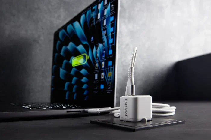 Intenso Kit Cargador GaN W30C con Cable USB-C Blanco Intenso Kit Cargador GaN W30C con Cable USB-C Blanco