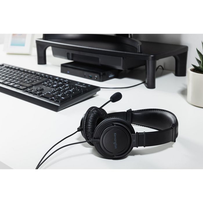 Kensington KB100 EQ - Teclado de membrana Full Size para oficina, diseño ISO, teclas táctiles, resistente a salpicaduras, conexión USB-A, fabricado con 60% plástico reciclado Kensington KB100 EQ - Teclado de membrana Full Size para oficina, diseño ISO, teclas táctiles, resistente a salpicaduras, conexión USB-A, fabricado con 60% plástico reciclado
