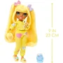 Rainbow High Muñeca de Moda Articulada Junior High Pyjama Party 22 cm Sunny (Amarillo) con Muchos Accesorios para Niñas a Partir de 4 Años