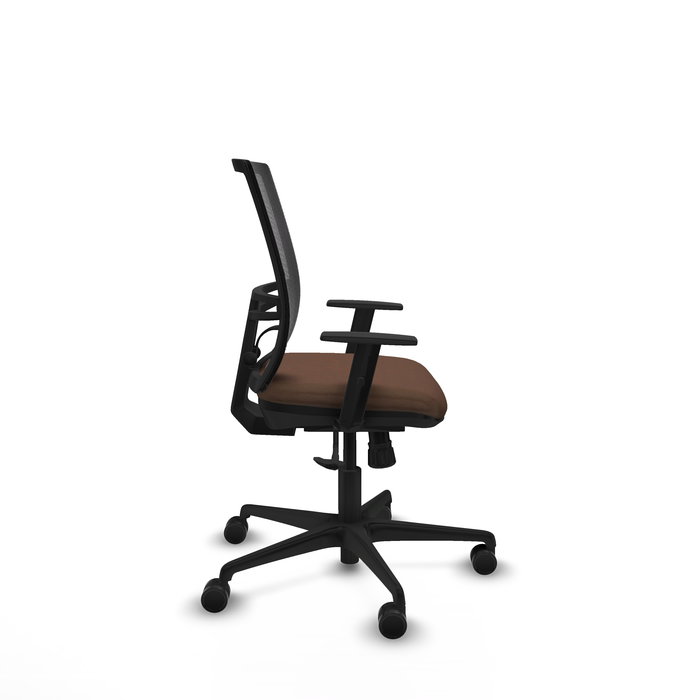 Silla de oficina Yunquera con mecanismo Sincro tapizada con Tela color Marrón oscuro y malla color Negro. Equipada con lumbar 1D, Brazos 1D y Ruedas 65mm nailon