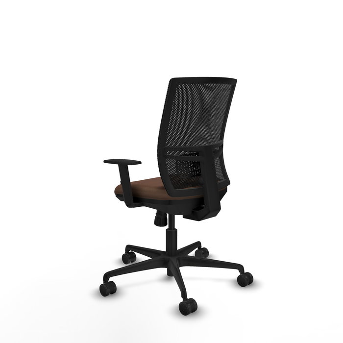 Silla de oficina Yunquera con mecanismo Sincro tapizada con Tela color Marrón oscuro y malla color Negro. Equipada con lumbar 1D, Brazos 1D y Ruedas 65mm nailon
