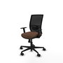 Silla de oficina Yunquera con mecanismo Sincro tapizada con Tela color Marrón oscuro y malla color Negro. Equipada con lumbar 1D, Brazos 1D y Ruedas 65mm nailon