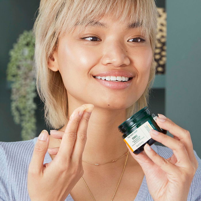 The Body Shop VITAMIC C glow boosting moisturiser Crema Hidratante Iluminadora con Vitamina C 50 ml The Body Shop VITAMIC C glow boosting moisturiser Crema Hidratante Iluminadora con Vitamina C 50 ml