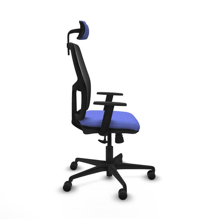 Silla de oficina Alfera con mecanismo Sincro tapizada con Tela color Azul claro y malla color Negro. Equipada con lumbar 1D, Brazos 1D, Cabecero 2D y Ruedas 65mm nailon