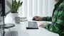 Targus Teclado Inalámbrico Bluetooth 5.0 Ecosmart Captación de Energía Sostenible Antimicrobiano con Luz Trasera QWERTY Nórdico