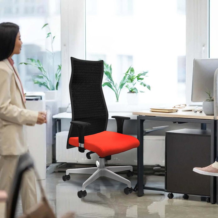 Sillón Albacete con mecanismo Sincro tapizada con Tela color Granate y malla color Negro. Equipado con Base poliamida blanca, Brazos 1D y Ruedas 65mm nailon