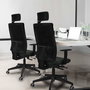 Silla de oficina Horna con mecanismo Sincro/Traslack tapizada con Tela color Verde y malla color Negro. Equipada con lumbar 1D, Brazos 1D, Cabecero 2D y Ruedas 65 mm parqué