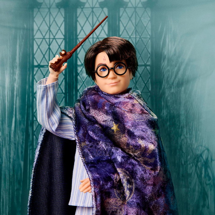 Mattel Harry Potter Hnd81 Muñeco Coleccionable Edición Centenario Warner Bros Harry Potter Pijama Rayas y Capa Invisibilidad 25cm