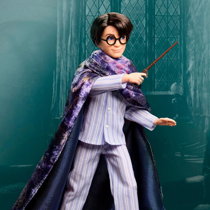 Mattel Harry Potter Hnd81 Muñeco Coleccionable Edición Centenario Warner Bros Harry Potter Pijama Rayas y Capa Invisibilidad 25cm