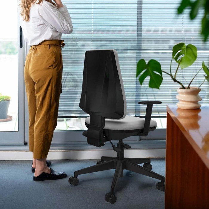 Silla de oficina Elche con mecanismo Asincro tapizada con Similpiel color Pistacho. Equipada con Base piramidal negra, Brazos 1D y Ruedas 65mm nailon