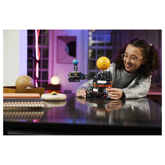 Lego Technic Planeta Tierra y Luna en Órbita 42179