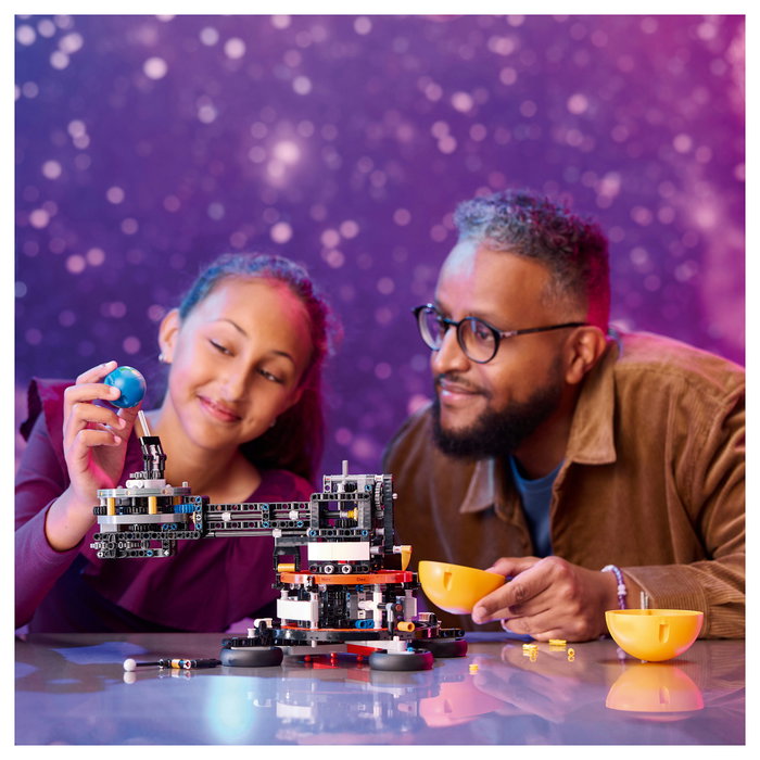 Lego Technic Planeta Tierra y Luna en Órbita 42179