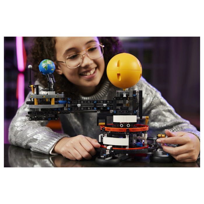 Lego Technic Planeta Tierra y Luna en Órbita 42179