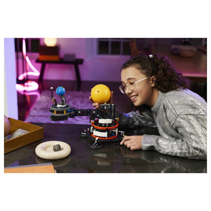Lego Technic Planeta Tierra y Luna en Órbita 42179