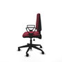 Silla de oficina Elche con mecanismo Asincro tapizada con Tela color Granate. Equipada con Base piramidal negra, Brazos fijos y Ruedas 65mm nailon
